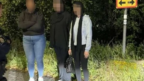 Polisen fotograferade av de misstänkta efter att de stoppats vid Nyköpingsbro. Kvinnan i mitten och kvinna till höger döms nu för grovt vapenbrott.