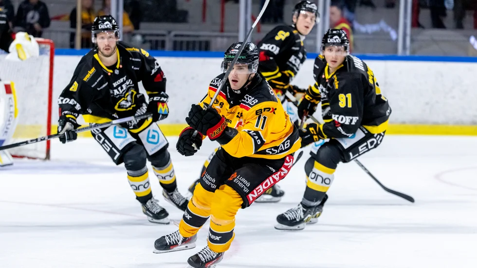 Nikola Pasic jagar efter pucken i träningsmatchen mot Kärpät.