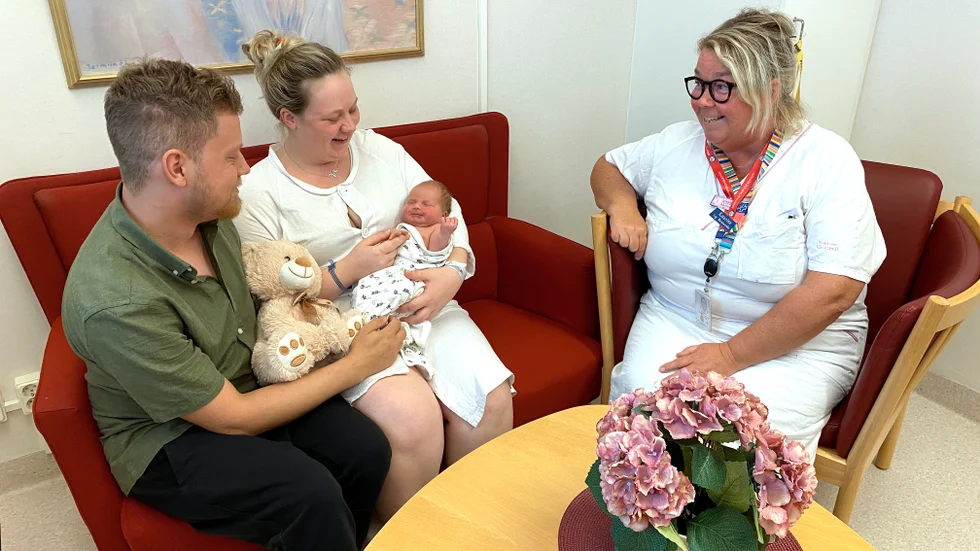 Nyblivna föräldrarna Christian Lindström och Nellie Jämtestam med sin lilla dotter, nu två dagar gammal, är tacksamma för att det finns ett BB i Västervik. Här har de kunnat få hjälp och stöd medan de vänjer sig vid det nya livet med ett litet barn. Här samtalar de lite med barnnmorskan Katarina Engström Jansson.