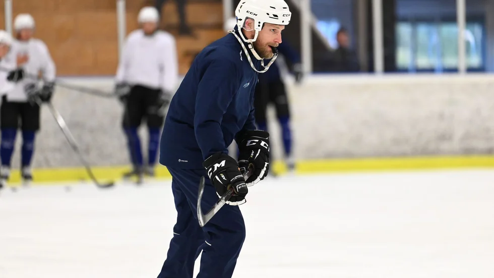 Kim Lundgren gör sin första säsong som huvudtränare på Hockeyettannivå.