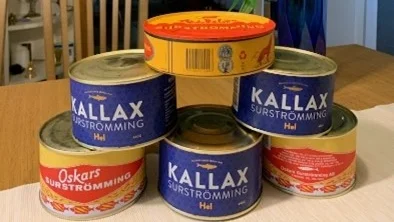 PRO Malmberget lyckades få tag på tillräckligt många burkar för att rädda årets surströmmingsfest.