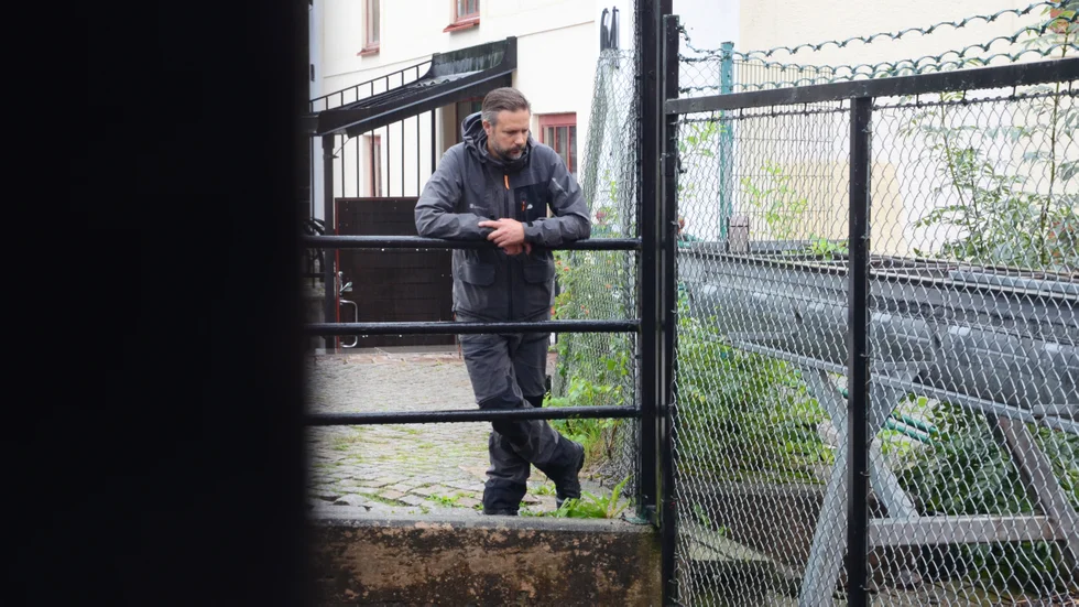 Nils Ljunggren vid vattenkraftverket Storhusfallet, vid Kvarnen i Nyköping. Här fastnar fisk som försöker ta sig ner för ån och han berättar att de där ofta hittar död fisk.