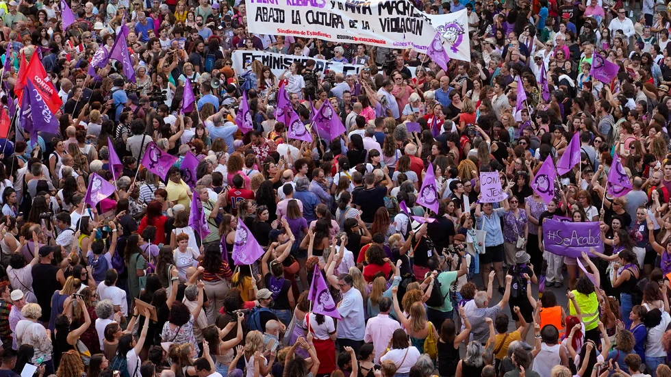 Demonstranter samlades i veckan på torget Callao i centrala Madrid för att kräva fotbollschefen Luis Rubiales avgång efter kysskandalen vid fotbolls-VM.