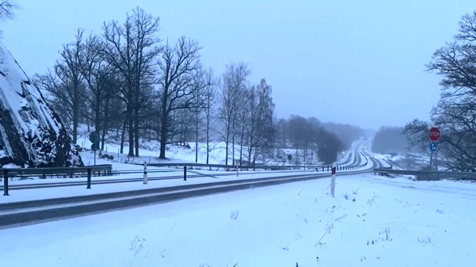 Den här bilden är tagen häromveckan, men ungefär så här ser vägen norr om Gamleby ut även på torsdagen. Snösträng i huvudfilen, vitt i omkörningsfilen. Läge för långsamma rattrörelser, med andra ord.
