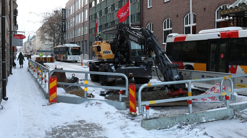 På grund av ett reparationsarbete är det just nu trångt att köra på Sankt Larsgatan i korsningen till Kungsgatan.