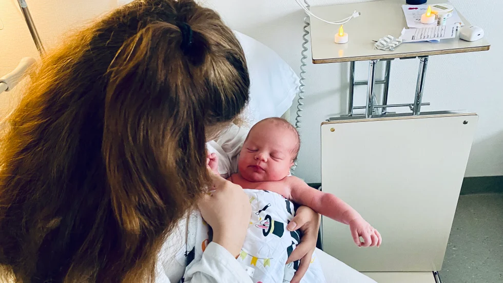 Alice väger 4 208 gram och är 53 centimeter lång. ”Hon är en stor bebis", säger mamma Elin Kling och berättar att hon har fått förklarat för sig att bebisar som går över tiden går upp ungefär 250 gram för varje vecka de är inne i magen längre än planerat.