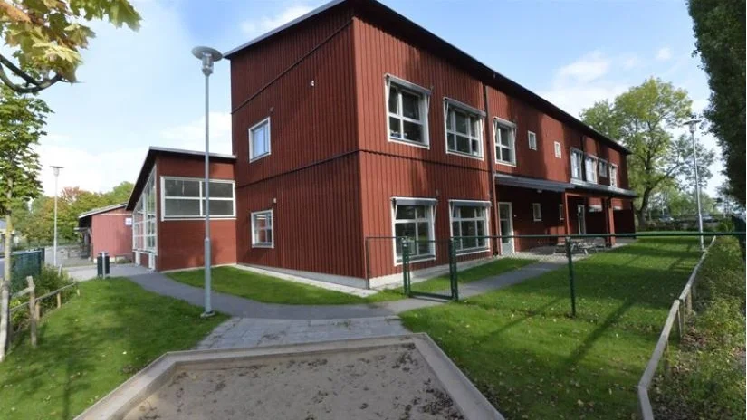 Bild på Vreta förskola från en årstid när det är mycket varmare och vattenledningarna fungerar bra. 