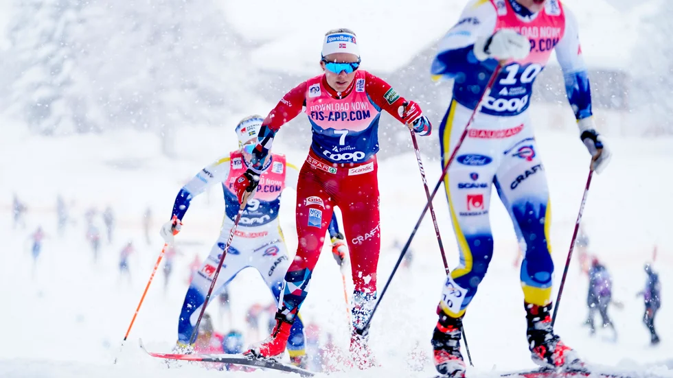 Emma Ribom, Norges Anne Kjersti Kalvå och Jonna Sundling krigar på i det tunga föret under onsdagens jaktstart, 20 kilometer klassiskt, i Davos.