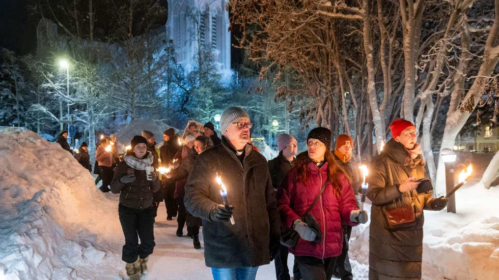 Prästerna Stefan Olofsson och Anna Grenholm var två av dem som hedrade minnet av Tintin vid måndagens samling i stadsparken i Luleå. Manifestationen är även en påminnelse till politiker i regering och riksdag om att det behövs förändringar i föräldrabalken.