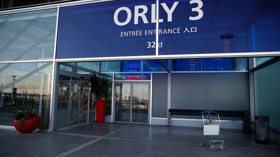 En ung man hittades på Orlyflygplatsen sedan han flugit från Algeriet till Paris gömd i landningsstället. Arkivbild.