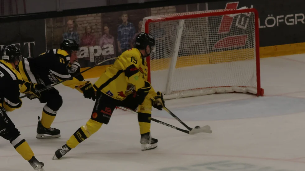 Anton Carlsson gjorde 3-1 i tom bur för VH.