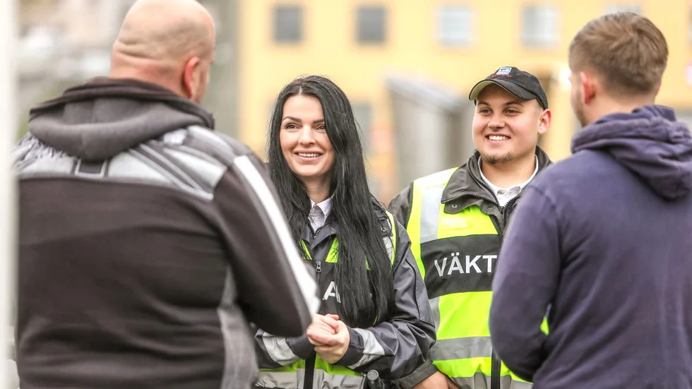 Smart Bevakning betonar betydelsen av personliga relationer. Väktarna Jelena och Anton diskuterar här med allmänheten.