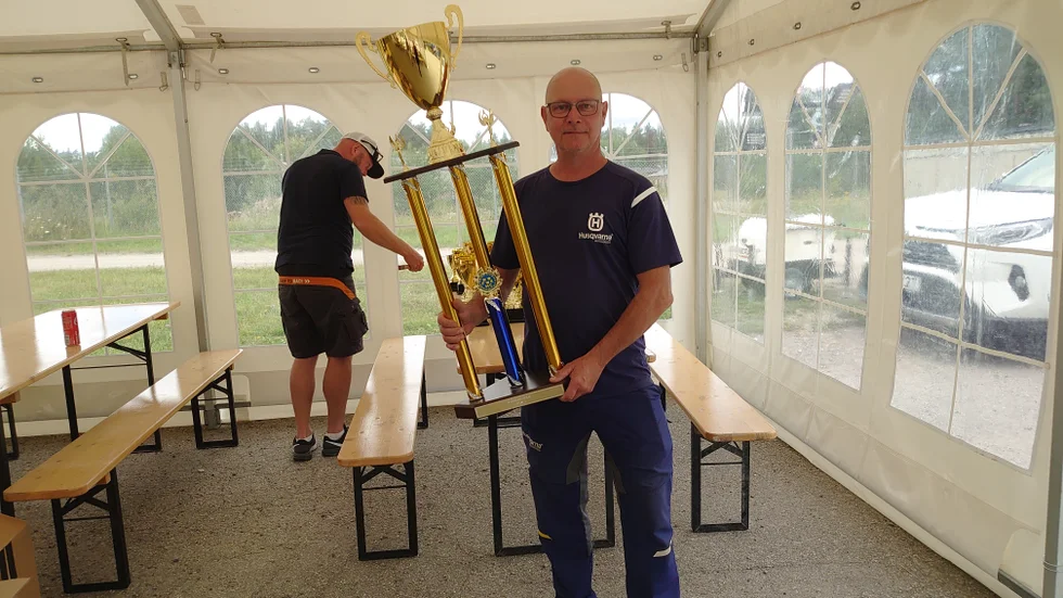 Tävlingsledaren Tony Larsson visar upp en av de tyngsta pokalerna inför helgens 24-timmars i enduro.