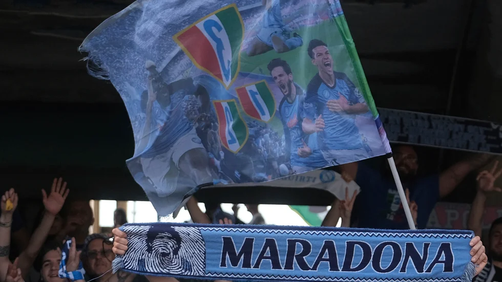 En misstänkt maffiamedlem kunde gripas efter att ha fångats på bild med en Napoli-halsduk. På bilden visas ett annat Napoli-firande.