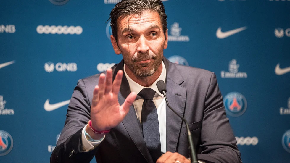 Gianluigi Buffon har lagt målvaktshandskarna på hyllan. I stället blir han landslagschef i Italien.