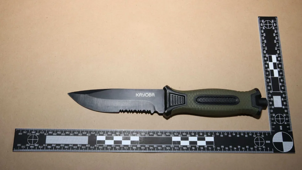 Polisen hittade kniven i bild i en nerblodad lägenhet i Åkers Styckebruk.
