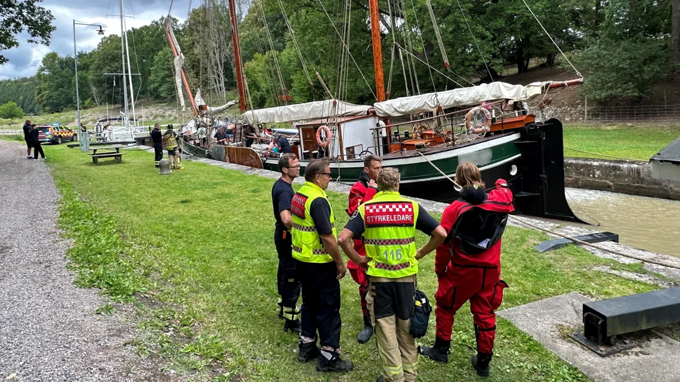 En fritidsbåt körde på tisdagen på något, oklart vad, i Göta kanal vid Klämman, strax öster om Västra Husby, och började ta in vatten.