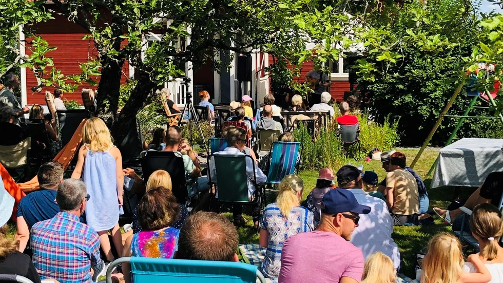 Fullt i trädgården vid ett tidigare konserttillfälle. 