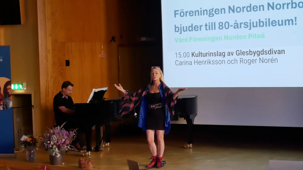 Glesbygdsdivan Carina Henriksson och Roger Norén stod för ett mycket uppskattat musikaliskt smörgåsbord med sång på svenska, meänkieli och samiska under Föreningen Nordens 80-årsjubileum på Framnäs folkhögskola.