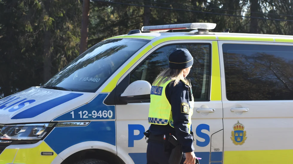 Polisen larmades av ett par på besök i Västervik. De höll uppsikt över mannens vingliga färd innan polisen anslöt.
