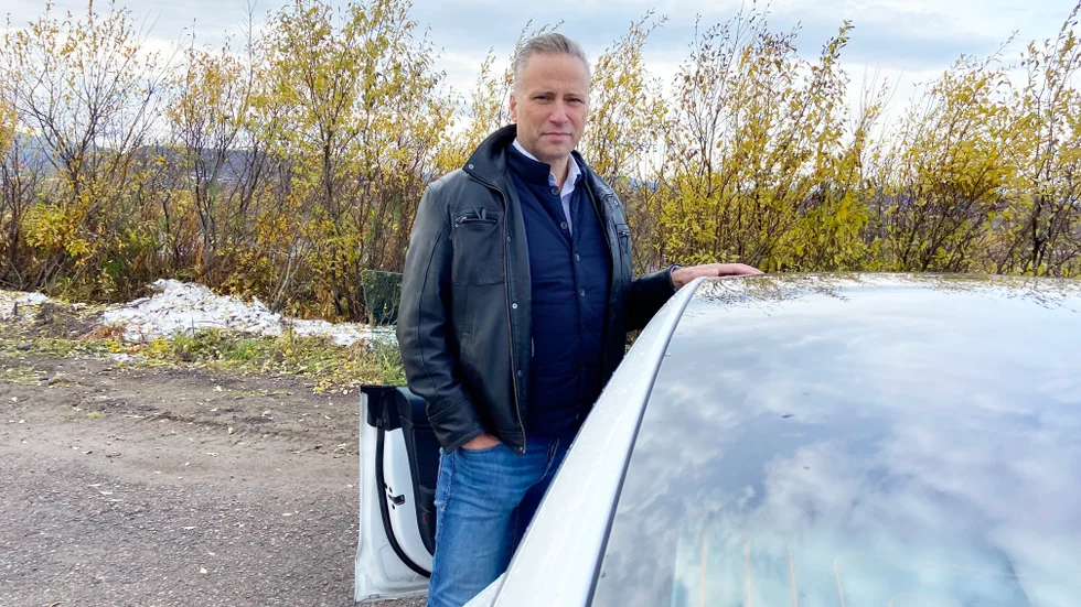 Johan Bergstad har ett fallskärmsavtal med Kiruna kommun som totalt ger honom drygt 1,5 miljon kronor under de närmsta 18 månaderna.