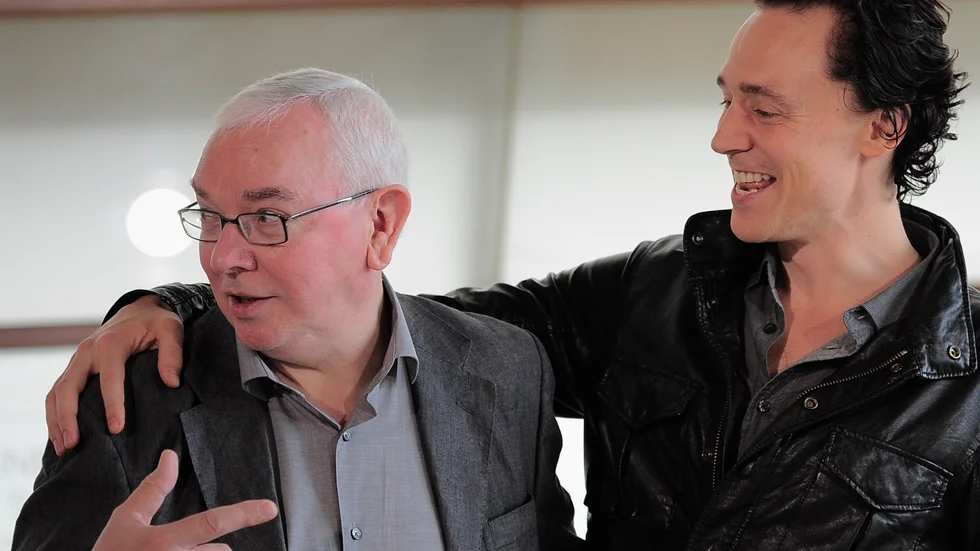 Den brittiske filmregissören och manusförfattaren Terence Davies har avlidit. Här på en bild tillsammans med Tom Hiddleston i samband med lanseringen av filmen "The deep blue sea". Arkivbild.