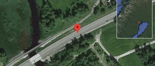 Personbil stillastående på E4 - helt stopp i ett körfält