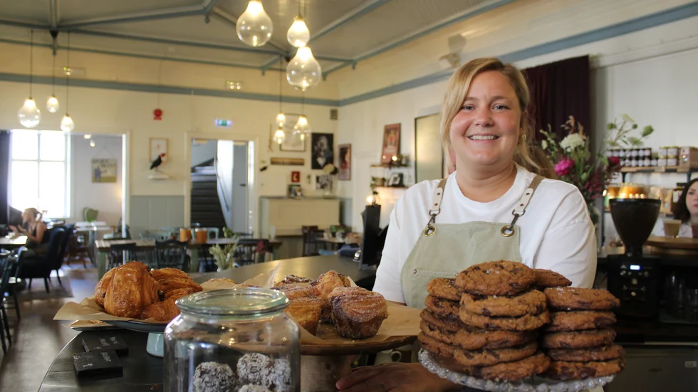 Snart lämnar Miriam jobbet på kafé för studierna i höst. Hon ser fram emot miljöombytet, men kommer alltid att se på Babettes som hennes andra hem.
"Jag tror att jag alltid kommer känna mig hemma när jag kommer hit. Det känns skönt att kunna gå till ett ställe som jag har mått så bra på."