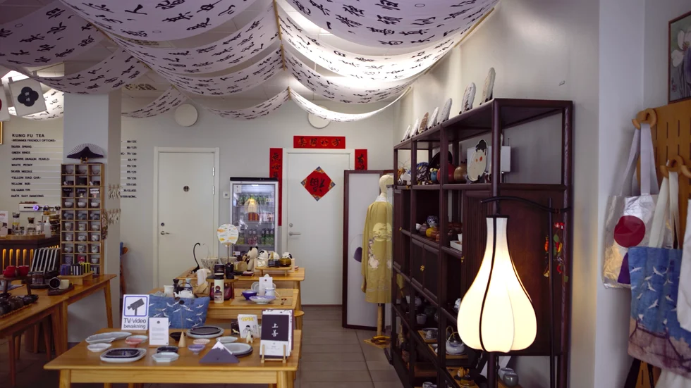 Yocha Studio ligger på Kungsängsgatan. Det är ett kafé, en butik och ett kulturforum – allt med fokus på Kina och Östasien.
