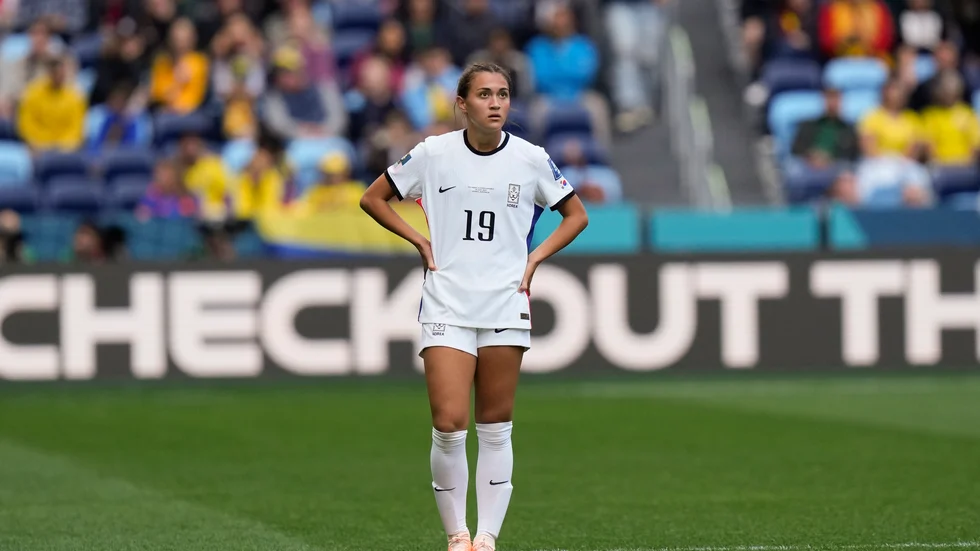 Sydkoreas Casey Phair, till vänster, är den yngsta kvinnan någonsin att spela i fotbolls-VM – 16 år och 26 dagar gammal.