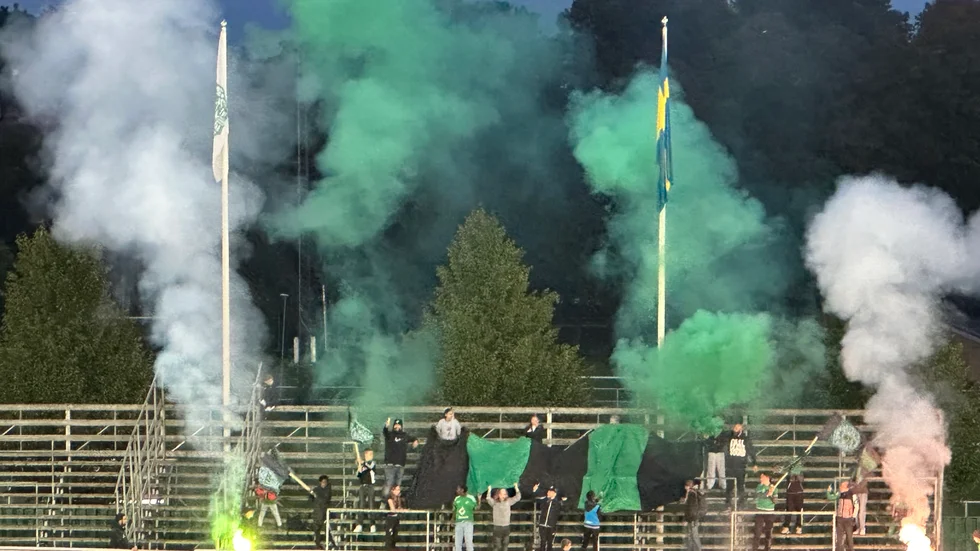 ESK-supportrar på Enavallen. Fredagsunderhållningen gav tre poäng i utdelning och efter matchen fick alla som ville fira med musik i omklädningsrummet och vara med och hurra för segern.