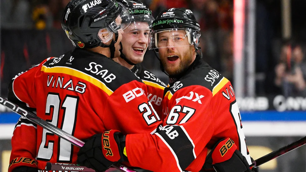 230916 Luleås Linus Omark jublar med Juhani Tyrväinen och Pontus Andreasson jublar efter 3-0 under ishockeymatchen i SHL mellan Luleå och Timrå den 16 september 2023 i Luleå. 
Foto: Simon Eliasson / BILDBYRÅN / COP 159 / SE0180