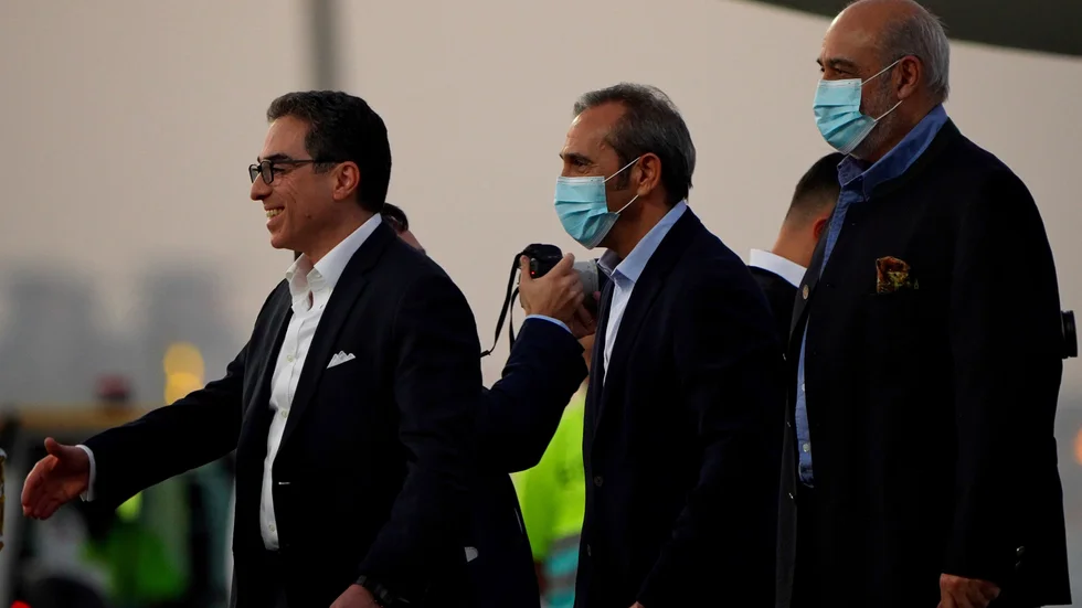Med ett leende på läpparna klev tre av de tidigare fängslade amerikanerna Siamak Namazi, Emad Sharghi och Morad Tahbaz av planet i Doha.