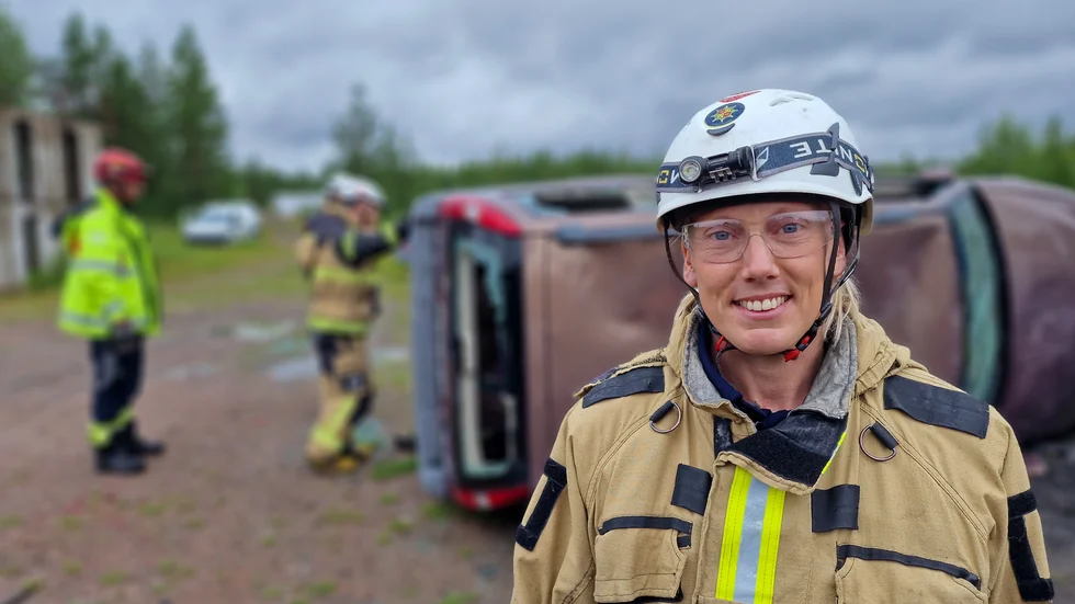 Emma Vånemo, började jobba på räddningstjänsten i Gällivare kommun i våras och hon säger att hon trivs jättebra med både jobbet och kommunen. "Jag trivs svinbra med natur och vildmark runt knuten. Och med arbetskollegorna.", säger hon.