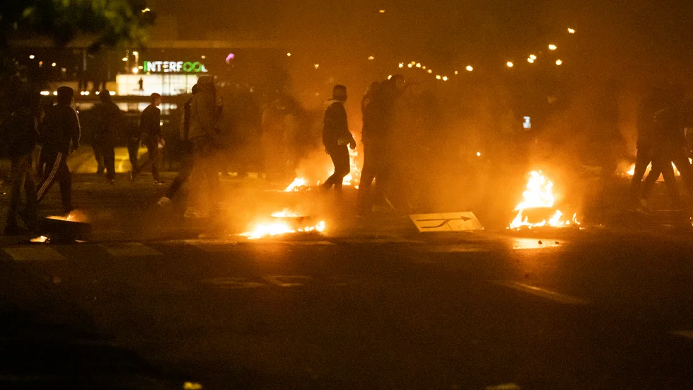 Sedan den senaste koranbränningen i Sverige har hoten mot svenskar utomlands och inom riket ökat till orkanstyrka, skriver Jan-Erik Berglund som vill se ett stopp för offentligt brännande av böcker.