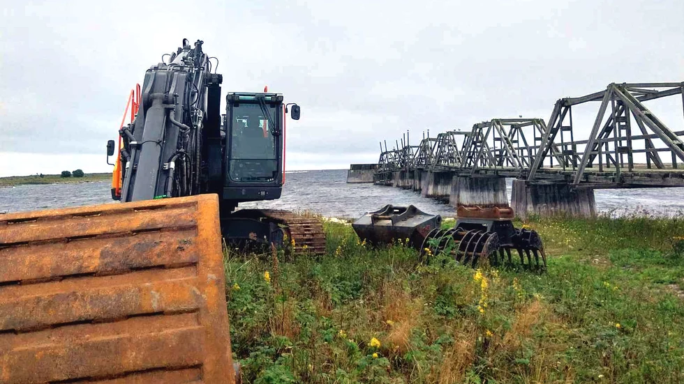 Arbetet inför att riva bryggan och bygga ny brygga på Malören, naturreservatet längst ut i Bottenvikens skärgård, har inletts.