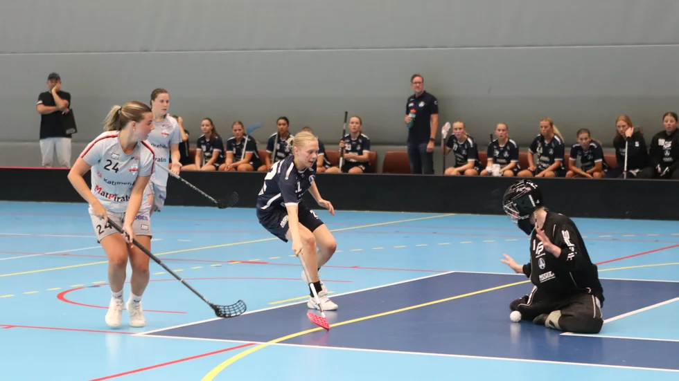 Hemmalaget skapade en hel del i anfallsväg och här avslutar Ebba Myllyvinio ett anfall framspelad av tremålsskytten Sara Attermo i bakgrunden.