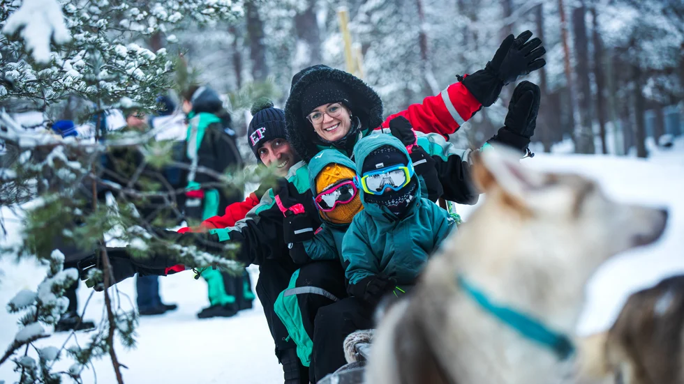 Thomas och Maud Berlhoin och deras två barn drog iväg med ett hundspann så snön yrde.