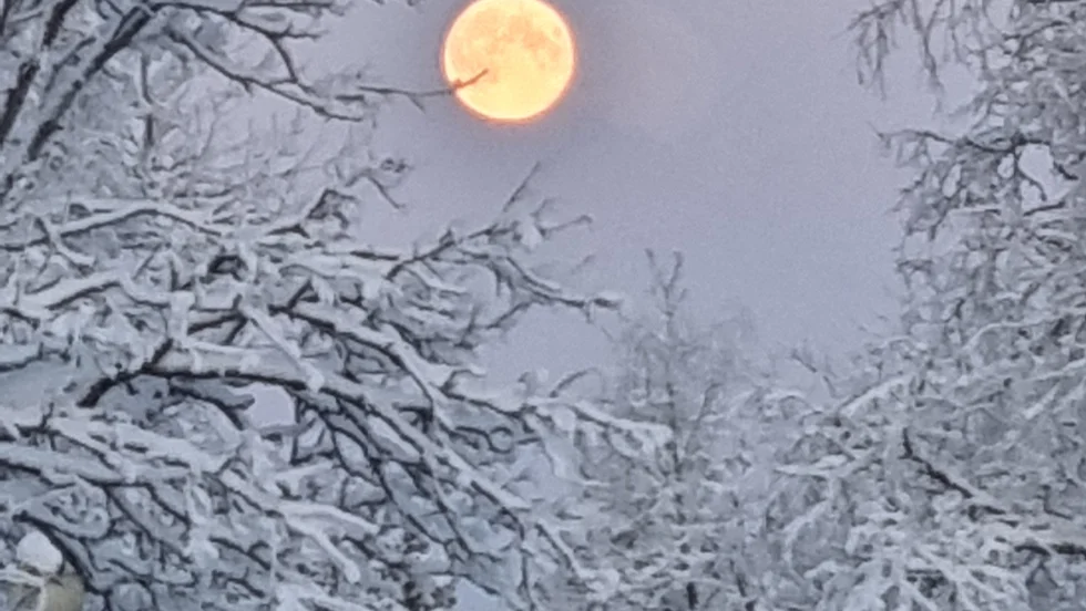 Fullmåne i Kiruna häromdagen. Marie Elenius har varit ute och fångade då ögonblicket på bild.