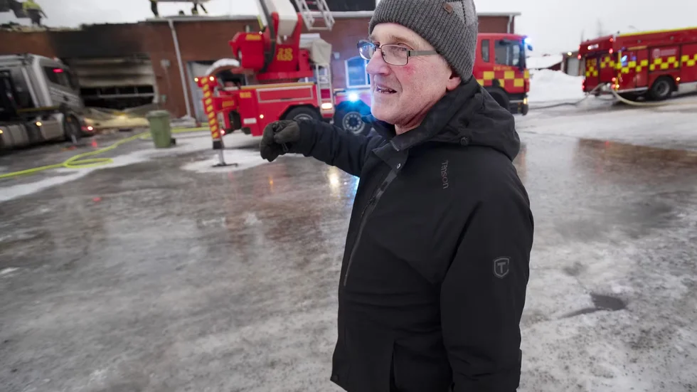 Anders Forsberg som arbetat som brandman i Holmsund i 46 år var på plats i natt och försökte ramma porten för att få ut de nya brandbilarna.