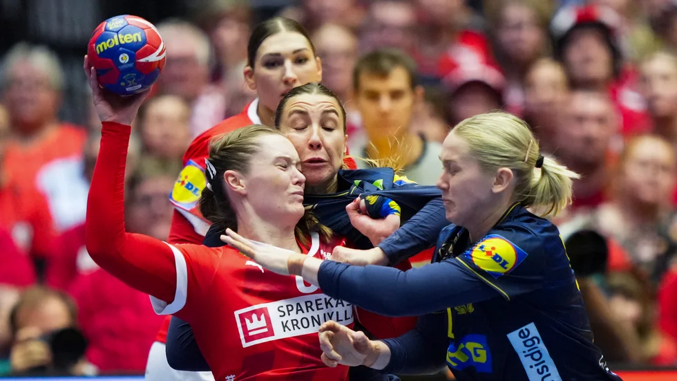 Sverige föll i bronsmatchen mot Danmark efter ett sanslöst drama. Vadstenatjejen Nina Koppang var med i semifinalen i fredags, men satt på läktaren i bronsmatchen.