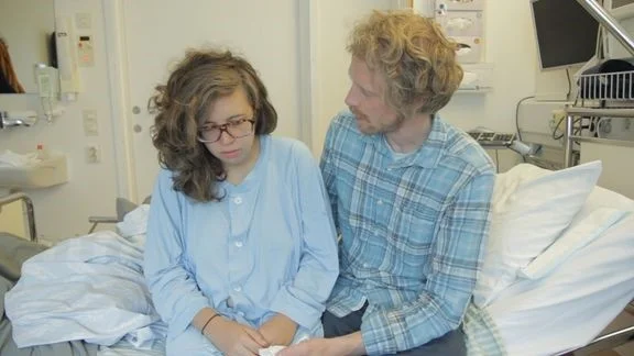Bild ur filmen "Liv". Kristina Levin Vinter och Finn Vinter på Vrinnevisjukhuset.