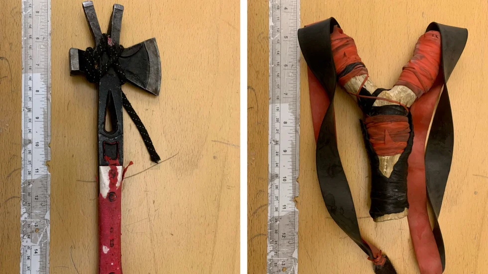 Den 48-årige mannen bar omkring på en yxa och en slangbella. (Bilderna är hämtade ur förundersökningen.) 