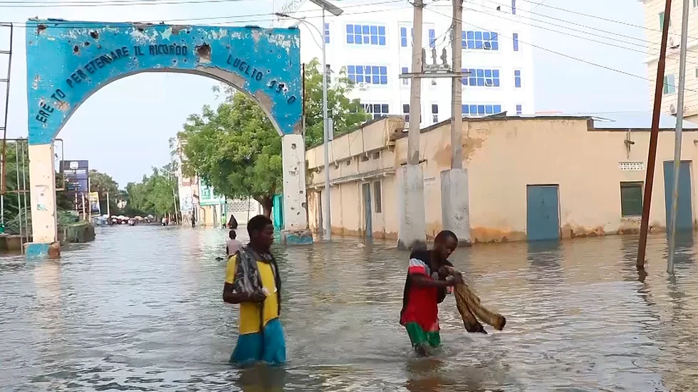 Invånare i Beledweyne i översvämmade Somalia.