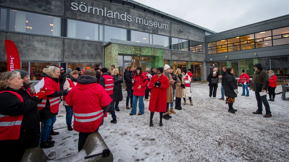 Ett fyrtiotal personer deltog i en demonstration utanför regionfullmäktige inför att krisbudgeten antogs. 
