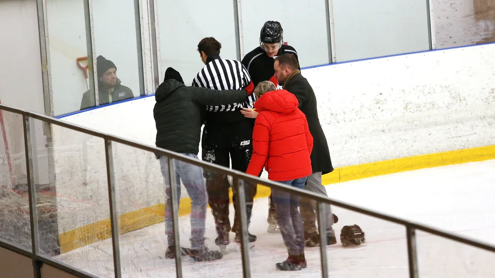 Domaren Jesper Ek tacklades av misstag av Casper Gillberg och fick bryta matchen.