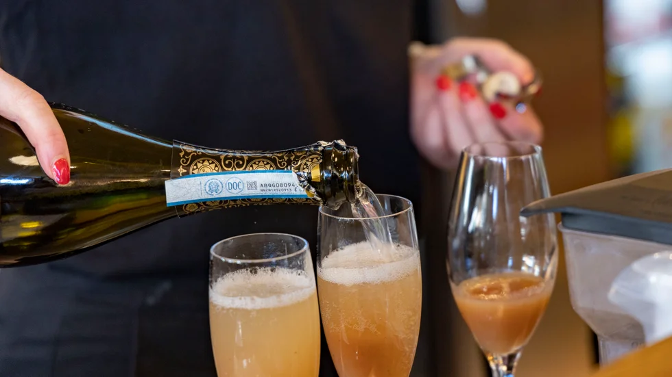 Alkoholserveringen kommer inte att tillåtas längre än till klockan 02.00.