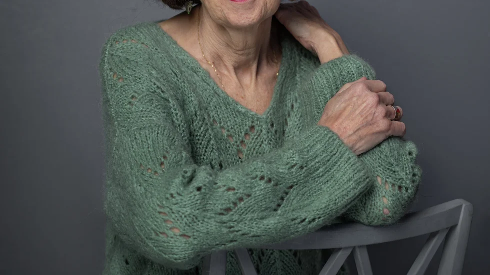 Marie Lundquist är poet och översättare. Senast gav hon 2017 ut diktsamlingen "Dikten är tanken som far genom hjärtat och spränger det". Hon valdes 2023 in i Samfundet De Nio.