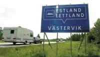Skyltarna om färjetrafiken måste bort och det snarast. Foto: MATTIAS AHLM