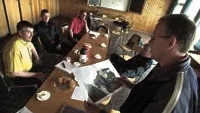 Börje Jansson, Arne Ljungblad, Esbjörn Gustafsson och Magnus Jonsson diskuterade en säkrare E 22 med Lennart Ivarsson från Vägverket. Foto: Anders Liljegren